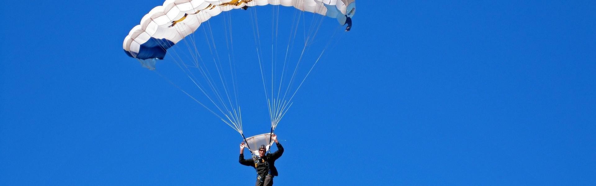 爱游戏体育：国乒包揽世乒赛五冠 马龙樊振东巅峰对决创收视新高