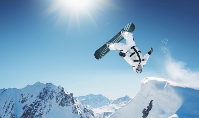 爱游戏体育_UFC 296上演巅峰对决，爱德华兹成功卫冕次中量级冠军