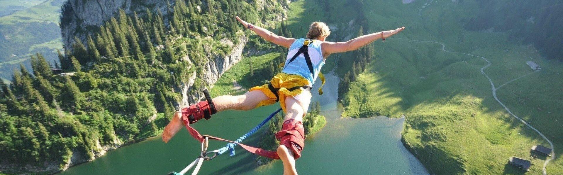 爱游戏官网-足坛震撼！天价转会刷新纪录，超级巨星加盟豪门引全球瞩目