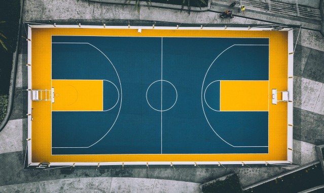 【爱游戏体育】激情对决！曼城德比战上演巅峰之战，蓝月亮险胜红魔