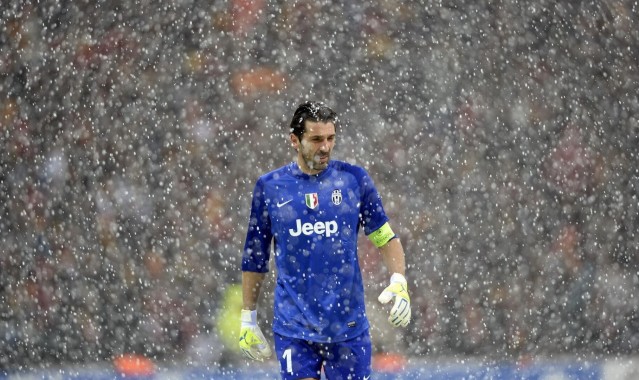 爱游戏官网：NBA总决赛激战正酣 勇士队逆转取胜扳平大比分