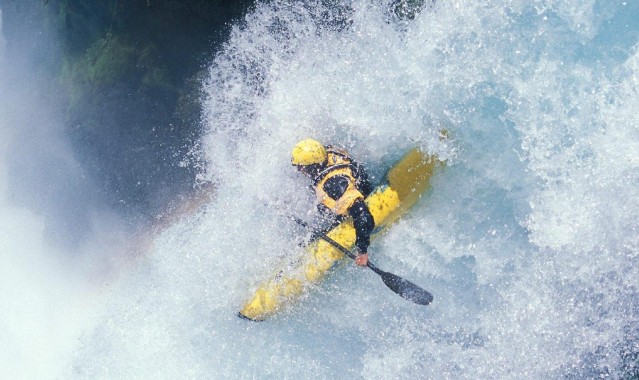 爱游戏官方入口|国际足联开出重磅罚单，多名球员因违规行为遭禁赛处罚