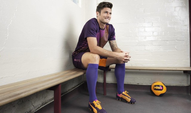 爱游戏体育：詹姆斯率队逆转取胜，关键时刻展现领袖风范