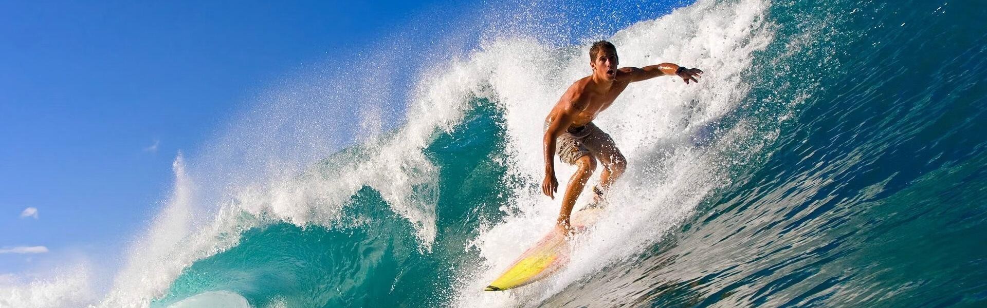 爱游戏官方入口-詹姆斯率队逆转取胜，湖人挺进季后赛关键战