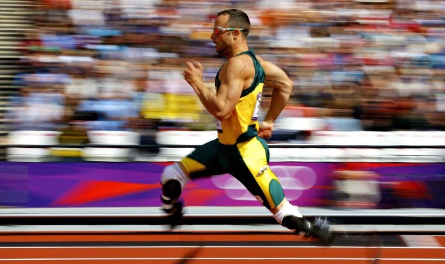 【爱游戏】英超争冠白热化，曼城、阿森纳、利物浦三强鏖战，谁能笑到最后？