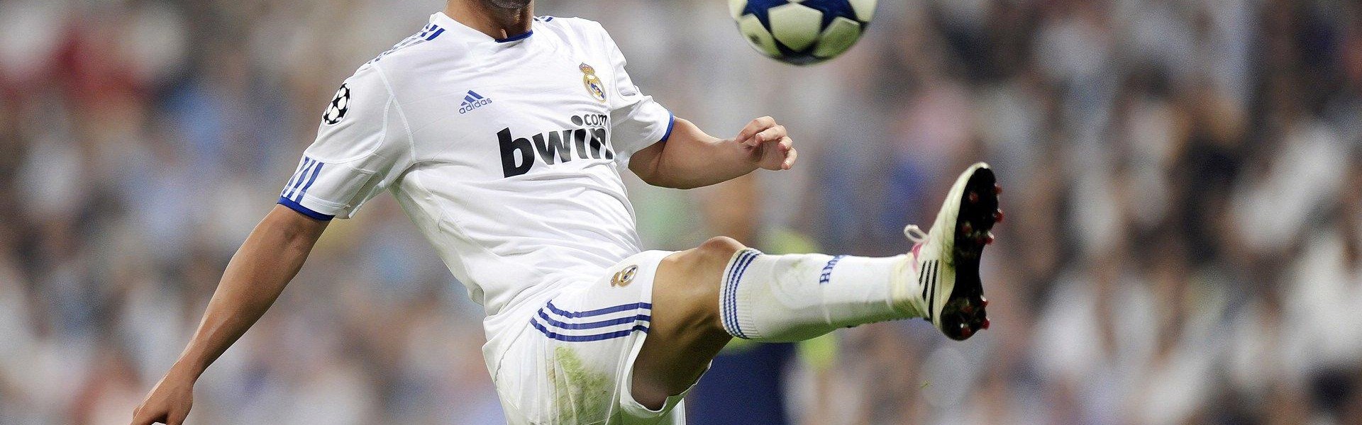 爱游戏官网：谷爱凌再创历史 自由式滑雪世界杯夺金展现王者风范