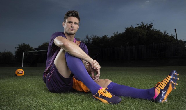 爱游戏体育-VAR判罚引发巨大争议 关键进球被吹比赛陷入混乱