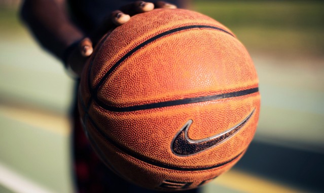 爱游戏体育：中超联赛激战正酣，争冠保级悬念迭起