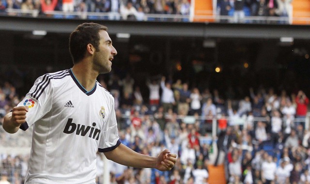 【爱游戏体育】英超联赛激战正酣，曼城逆转利物浦登顶积分榜