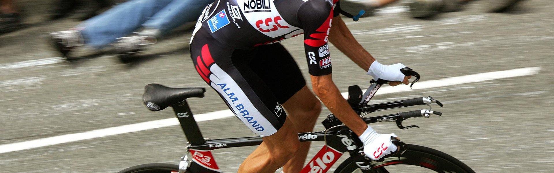 爱游戏官网|纳达尔强势回归红土赛场，法网前奏展现王者风范