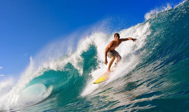 爱游戏体育|激情对决！曼城德比战上演巅峰对决，蓝月亮险胜红魔