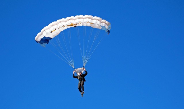 爱游戏体育：黑马逆袭！无名小卒爆冷击败卫冕冠军，创造赛事最大冷门