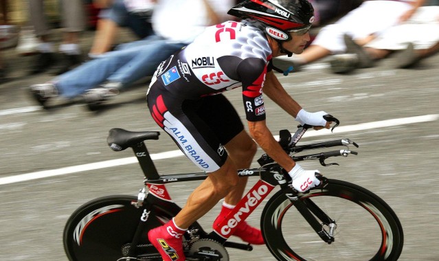 爱游戏官网-NBA季后赛激战正酣 东西部豪强争夺总决赛门票