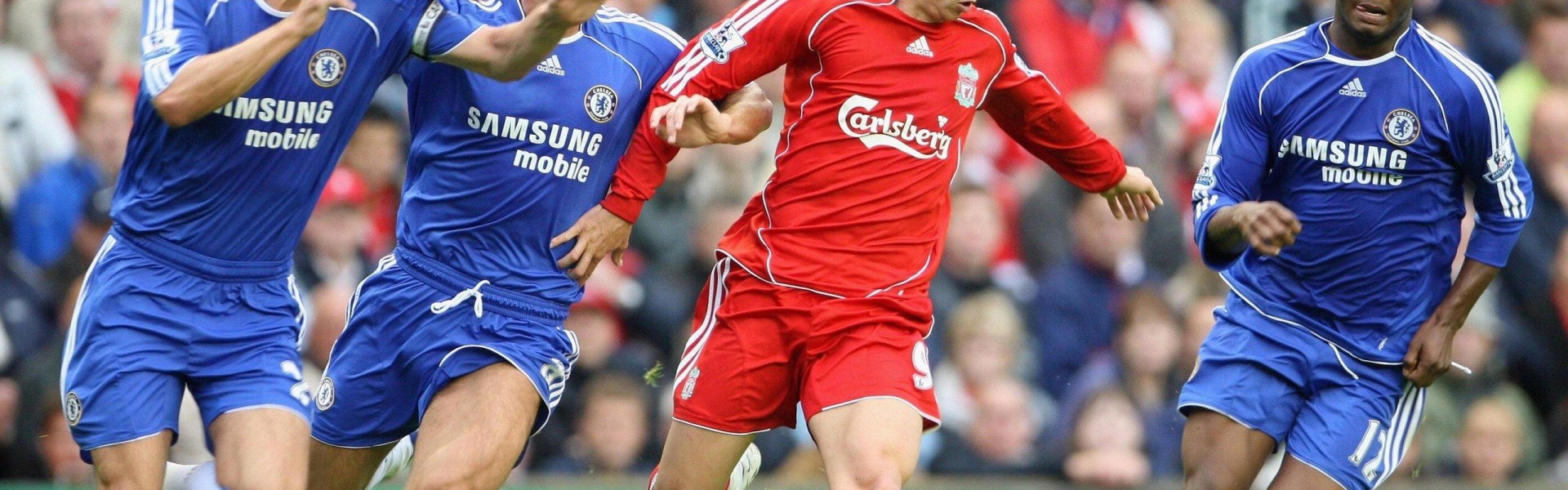 爱游戏体育：足坛震撼！天价转会刷新纪录，超级巨星加盟豪门引全球瞩目