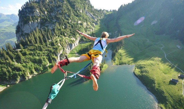 【爱游戏官网】德甲联赛激战正酣，拜仁慕尼黑紧追勒沃库森争冠悬念再起